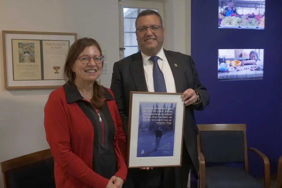 ראש עיריית ירושלים עם יעל בלאו נכדתו של עגנון צילום אודי אלפסי סטודיו טרנקילו
