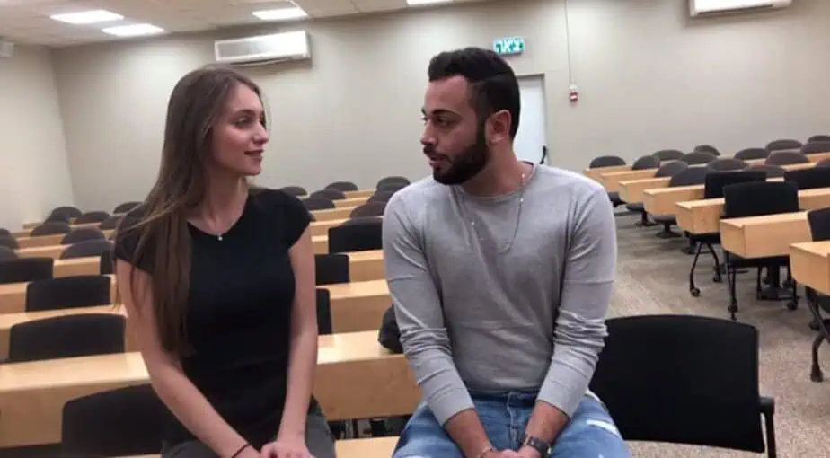 ירדן דעיה. מדברת עם הסטודנטים