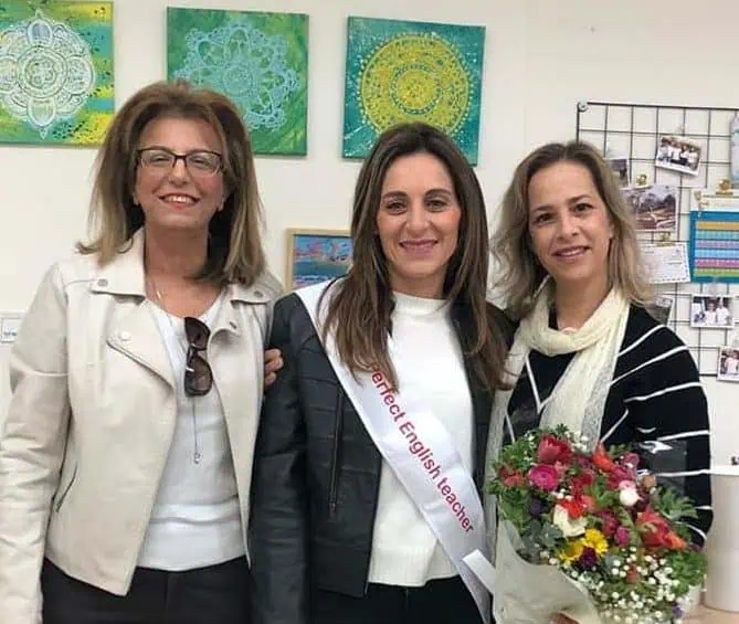 אלינור אביב (במרכז)