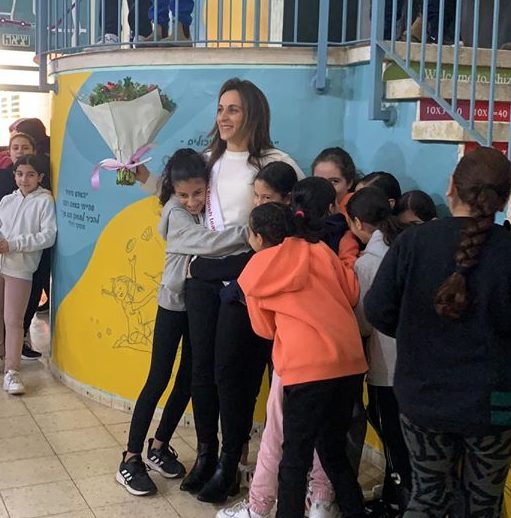אלינור אביב עם התלמידים