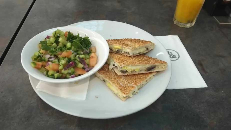 טוסט שלא התעורר בקפה ג'ו