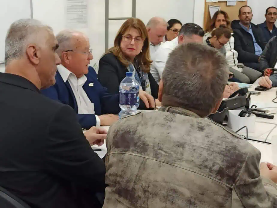 ראשת העיר יעלה מקליס. ישיבת מועצה ביהוד
