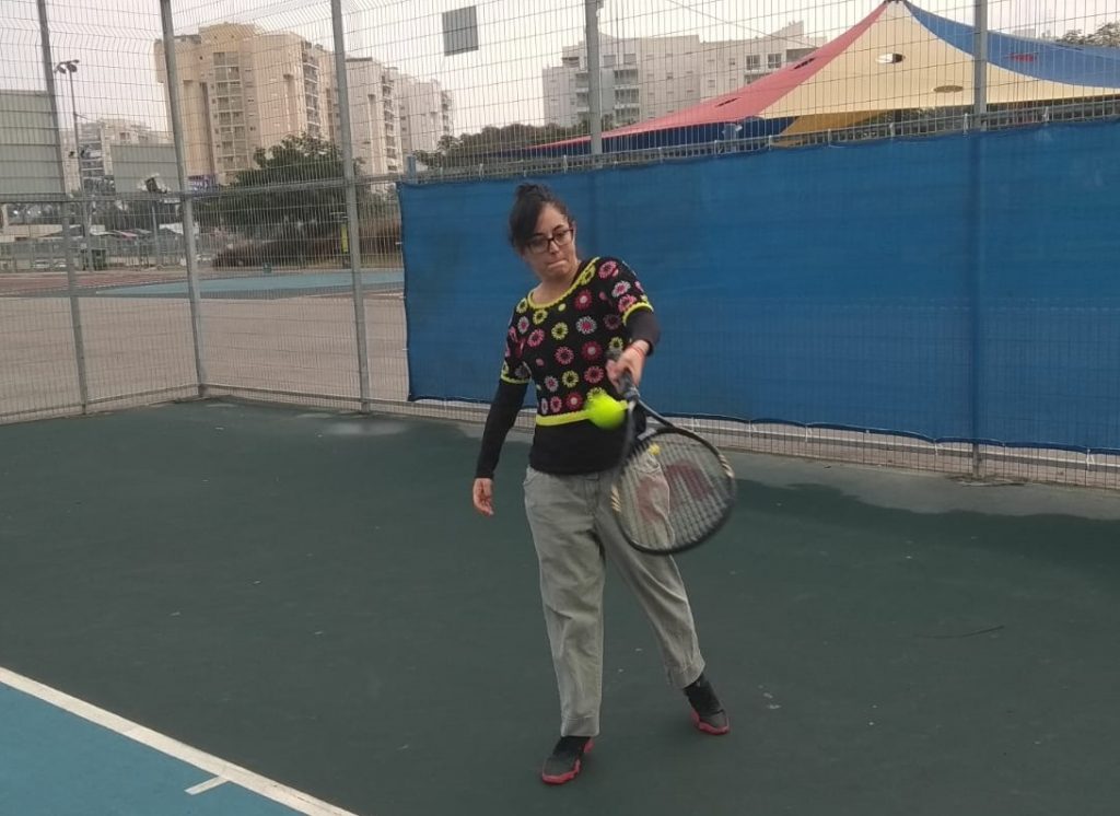 נטלי משחקת טניס