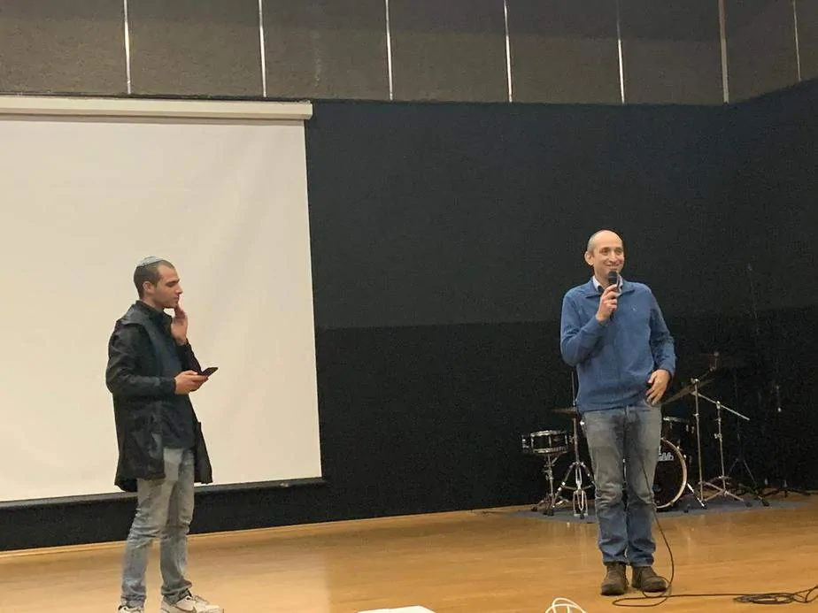 האב מימין ובנו