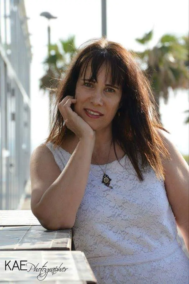 מאומצת (1)