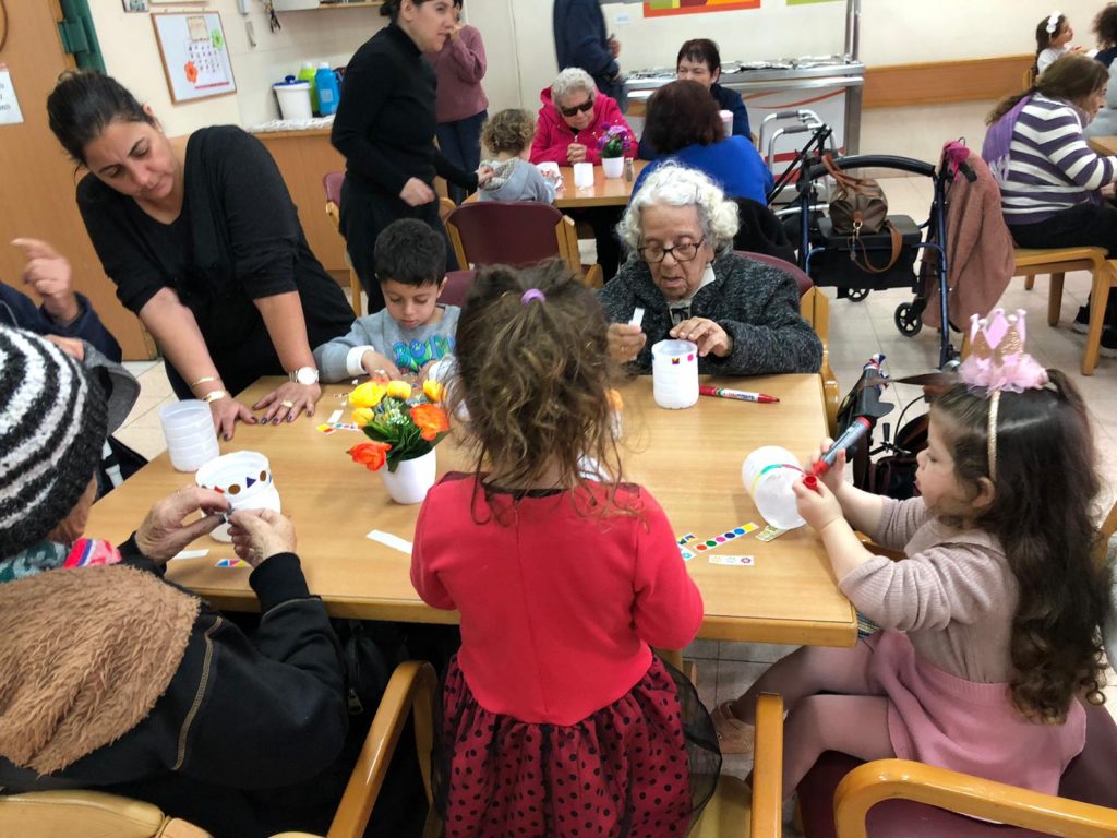האזרחים הוותיקים משחקים עם ילדי הגן