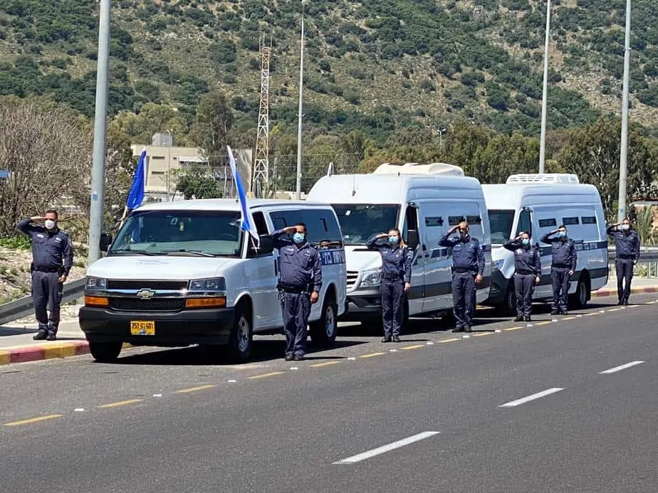 שב"ס עומדים לזכר הנופלים בצפירה. צילום: שב"ס