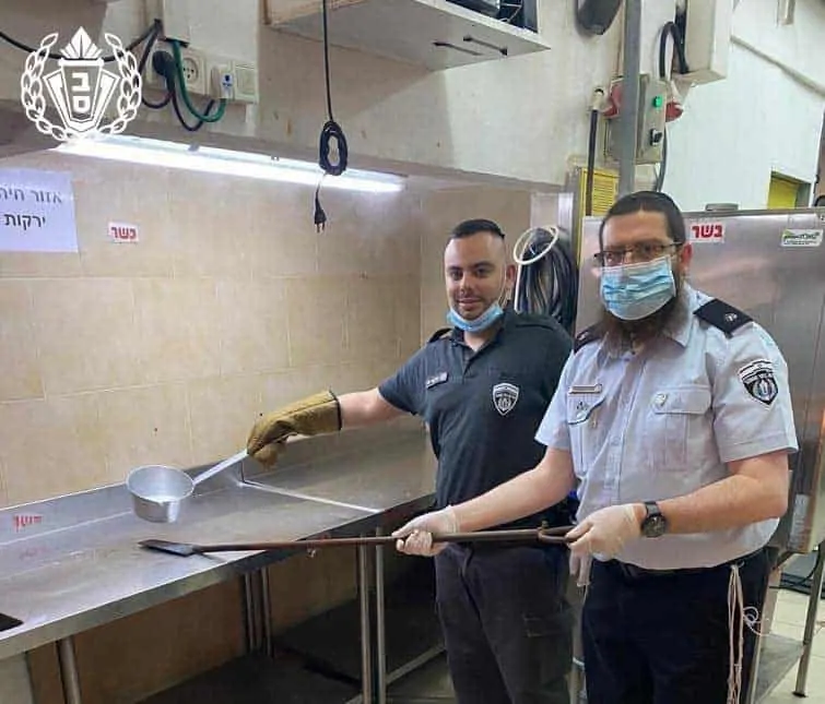הצוות לובש מיגון. צילום: דוברות שב"ס
