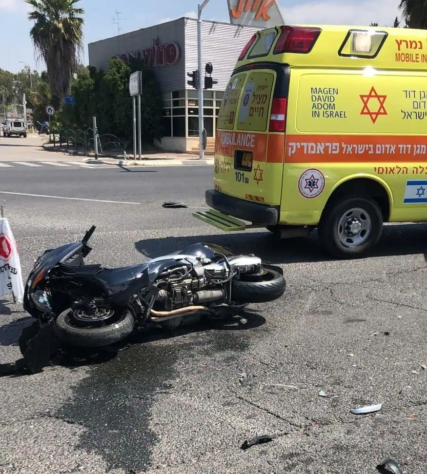 אופנוע נפגע בתאונה בכביש 461. צילום: אונו ניוז