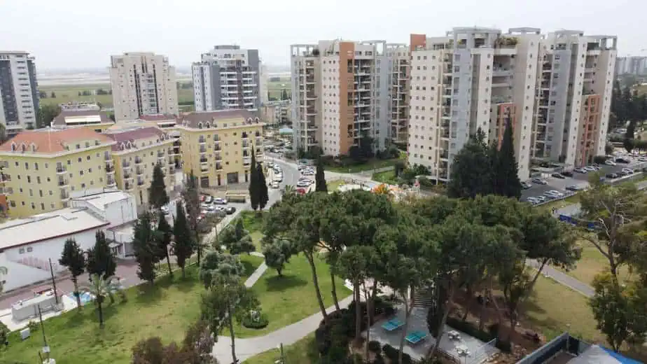 רחפן יהוד מונוסון, שכונת הגנים התלויים יהוד מונוסון. צילום אונו ניוז