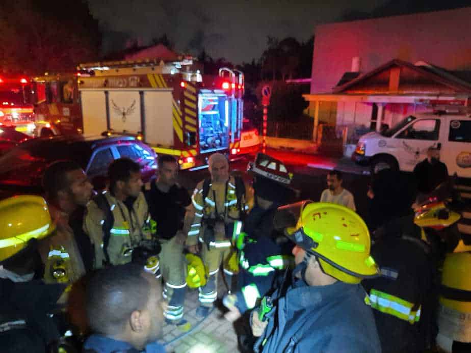 צוותי כיבוי אש. צילום: דוברות כבאות והצלה בני ברק