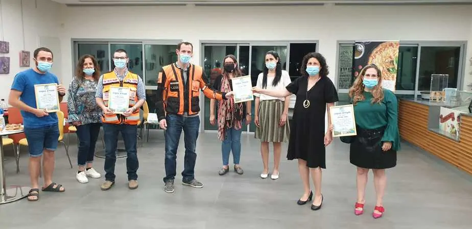 עובדי האגף לשרותים חברתיים בגבעת שמואל עם ראשי הארגונים. צילום: עיריית גבעת שמואל