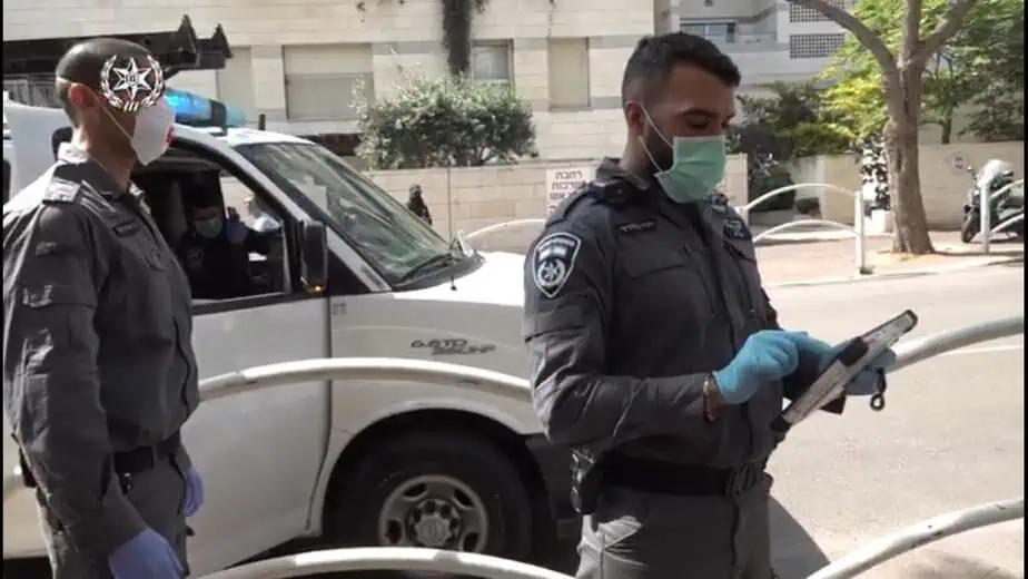 מחלקים דו"חות (צילום: דוברות המשטרה)