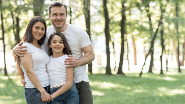 portrait-happy-family-white-t-shirt-standing-together-park_23-2148201658 פרי פיק גל חזיזה מאמר 12)