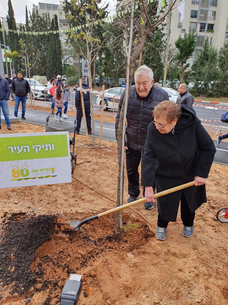 נטיעת שדרת השמונים (צילום: אריאל שלום)