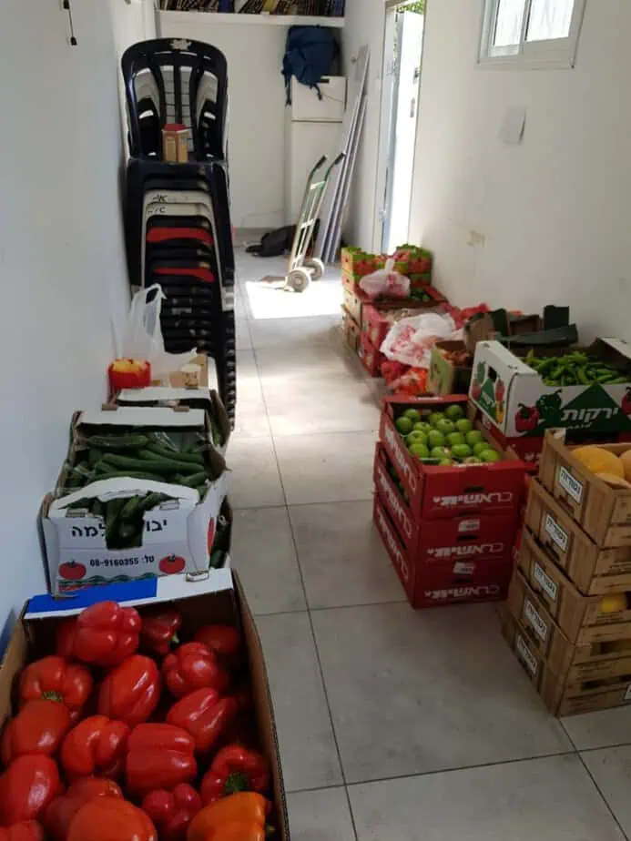 תרומות לחג (צילום: בית כנסת אהבת חיים)