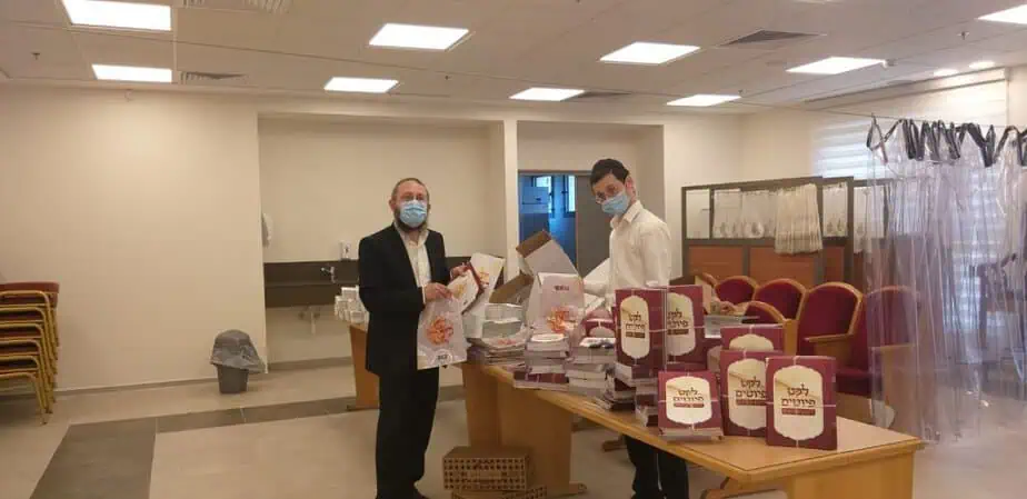ערכות התפילה (צילום: בית חב"ד)