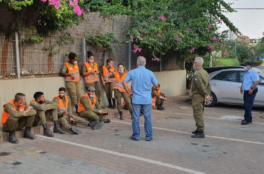 אוכפים את התקנות בגבעת שמואל. צילום: דוברות העירייה