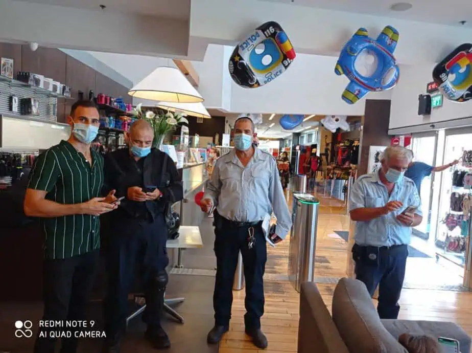אוכפים את התקנות בגבעת שמואל. צילום: דוברות העירייה