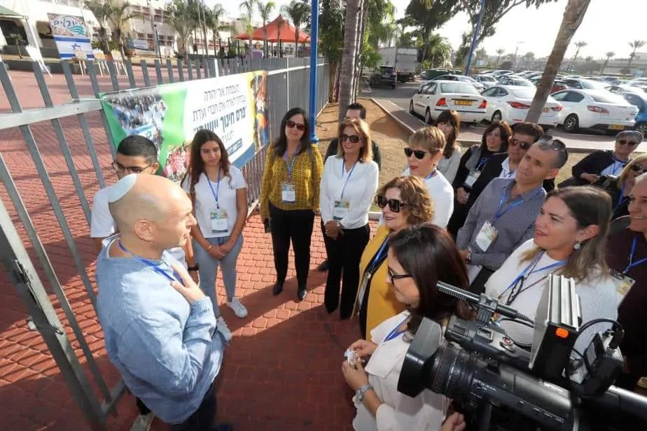 ביקור ועדת פרס החינוך (צילום: איתן אלחדז)