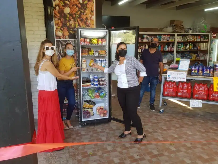 חונכות את המקרר. (מימין לשמאל) ליזי דלריצ'ה, הלרן בשן ואלה כץ שינפלד(צילום: דוברות גני תקווה)