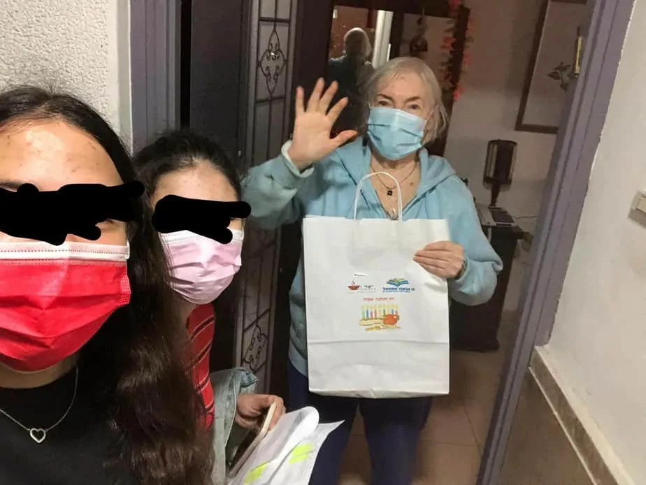 חלוקת ערכות לניצולי שואה בגבעת שמואל