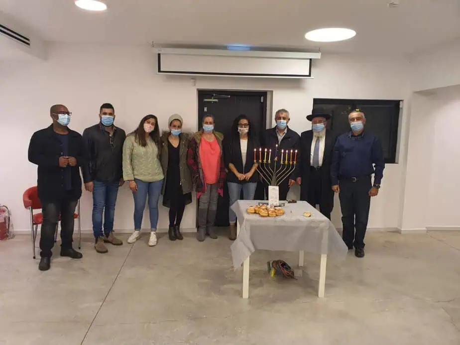 הדלקת נר שמיני מרגשת במרכז קזז לצעירים באור יהודה (צילום דוברות עיריית אור יהודה)