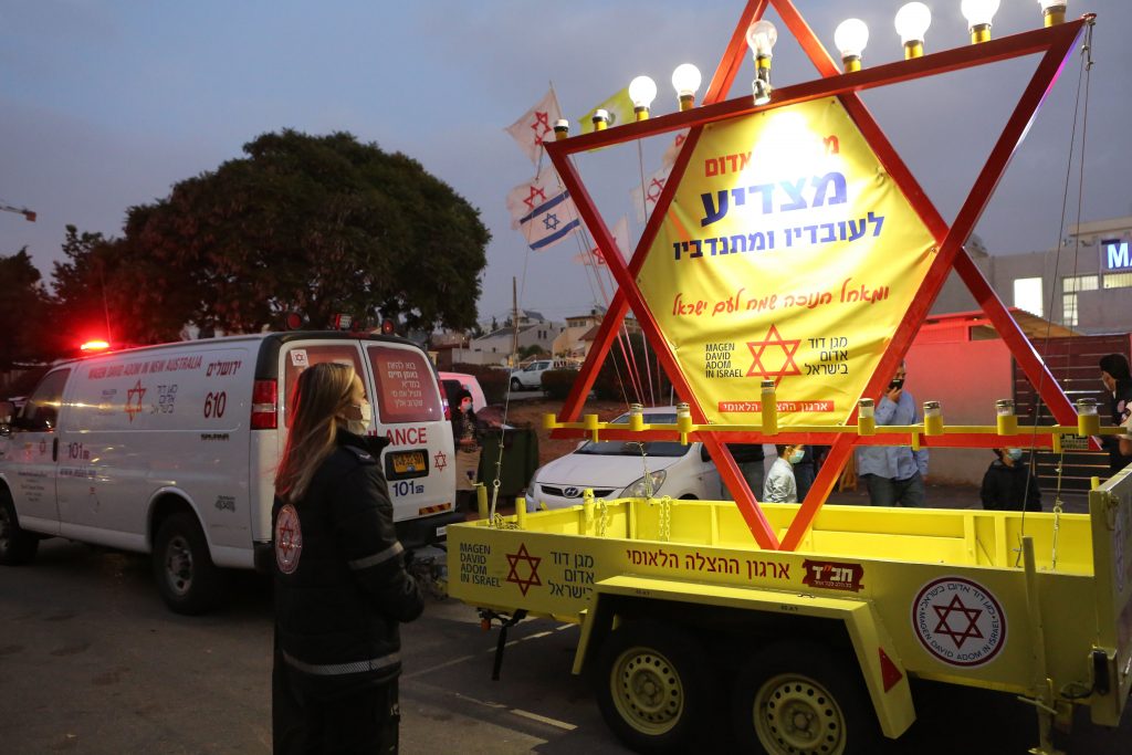 הדלקת נר שישי בממלמ עי מנכל מדא – צילום שלמה רובין דוברות מדא 15.12.20 (2)