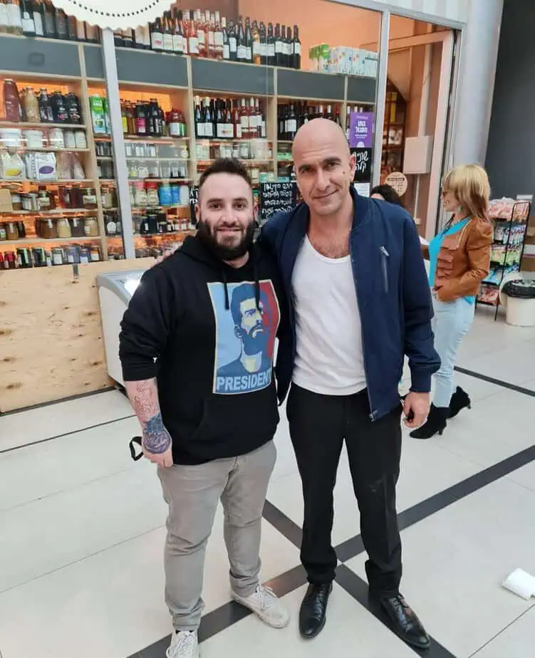 סתיו כהן צעצוע של חנות עם אסי כהן במרכז הבמה צילום פרטי