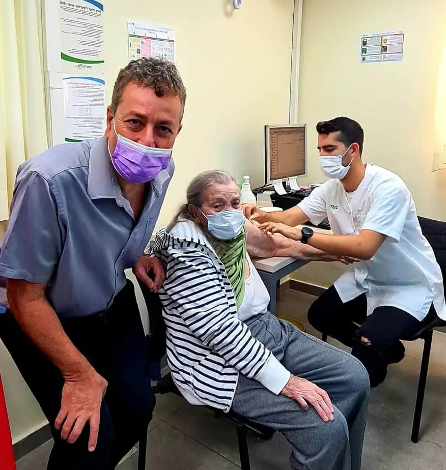 ישראל גל בביקור במרפאת כללית בחיסון קורונה (צילום דוברות קריית אונו)