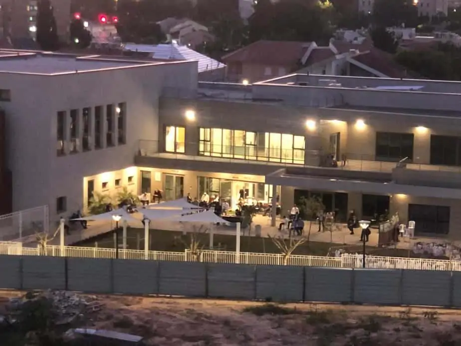 התקהלות מעל המותר בית חב"ד גני תקווה (צילום אונו NEWSׁ)