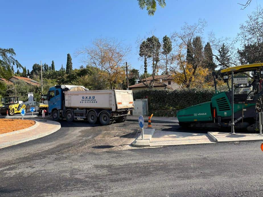 עבודות סופיות על הכיכר (צילום: דוברות מועצה מקומית סביון)