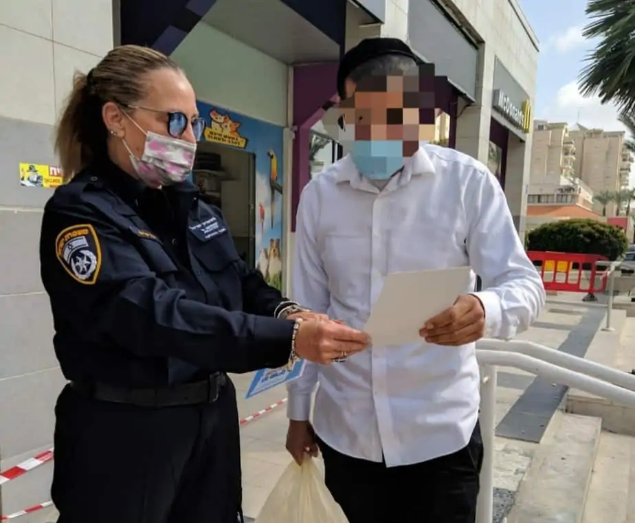 המשטרה בפעילות הסברה באור יהודה (צילום דוברות המשטרה)