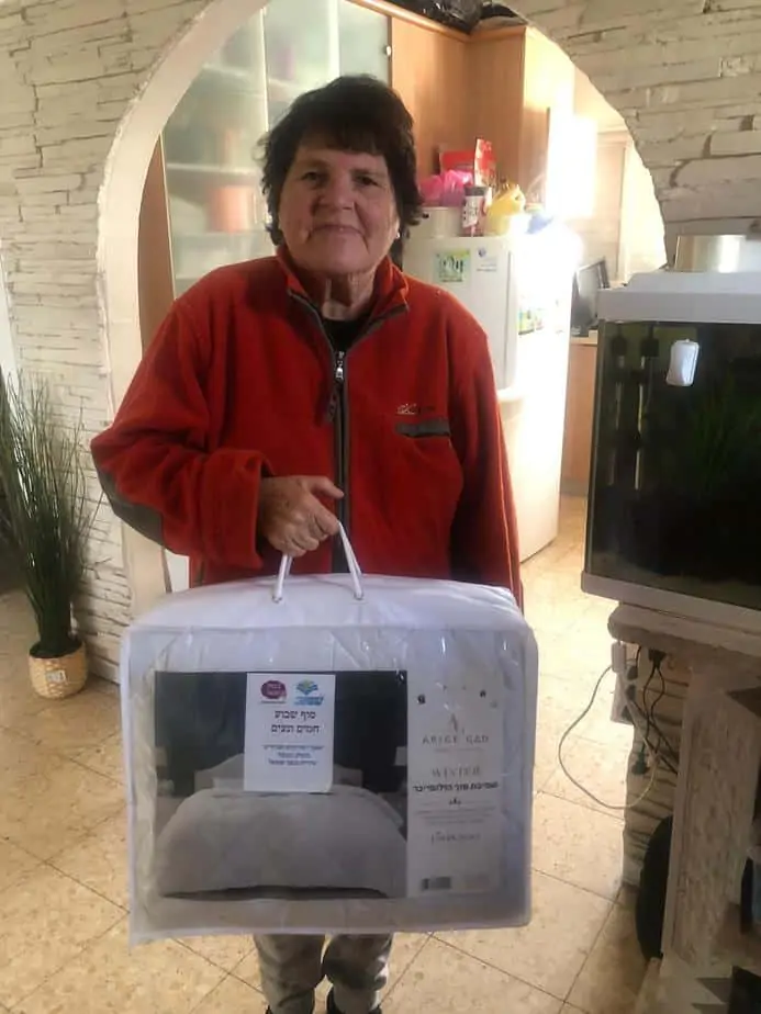 חלוקת שמיכות פוך עד פתח הבית (צילום דוברות עיריית גבעת שמואל)