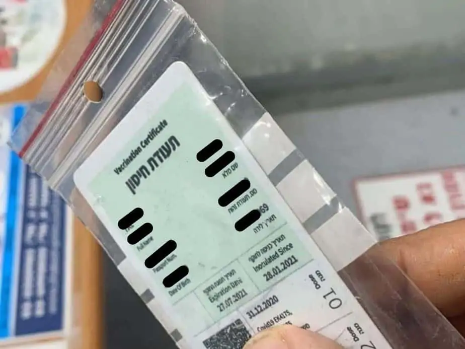 מוצר לכל כיס. תעודת חיסון בפורמט כרטיס אשראי (צילום אונו NEWS)