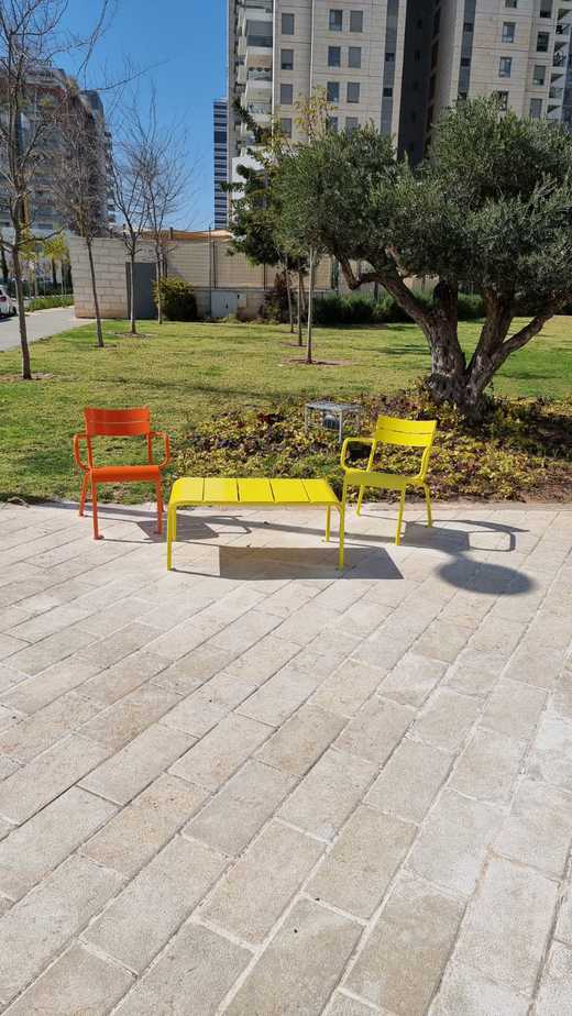 כיסאות צבעוניים במרחב הציבורי (צילום דוברות גני תקווה)