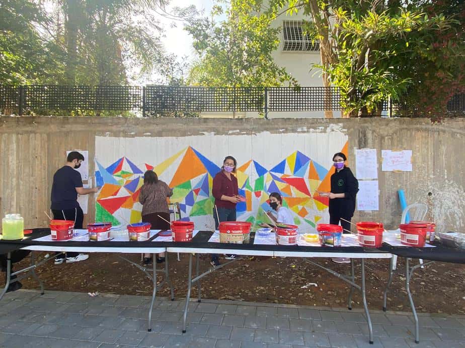 ציור הקיר בגני תקווה בתהליך (צילום אונו NEWS)