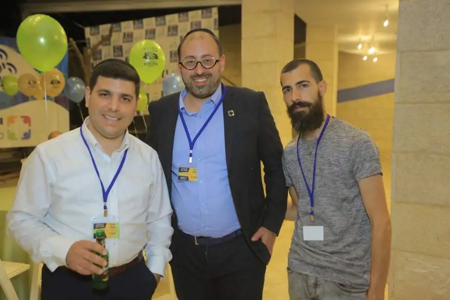 הרמת כוסית לכבוד חג הפסח למנהלים וסגנים בארגון ידידים. קרדיט צילום: ידידים