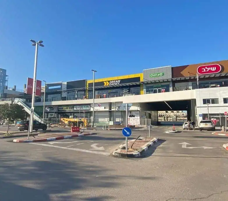 שדרת חנויות ביג יהוד מונוסון (צילום אונו NEWS)