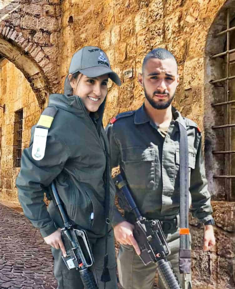 תמונה מעוצבת – ירין כהן לצדה של הדר כהן ז"ל (קרדיט Haim Marko Maman)