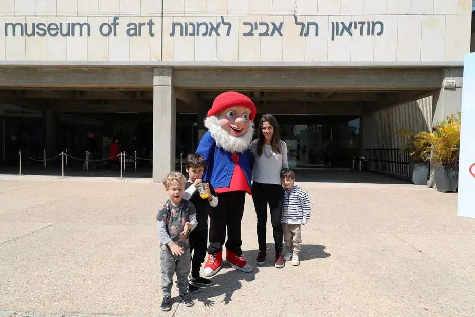 איתן רני רהב פרויקט פסח של בנק הפועלים בתמונה פעילות במוזיאון תל אביב לאמנות צילום יו…