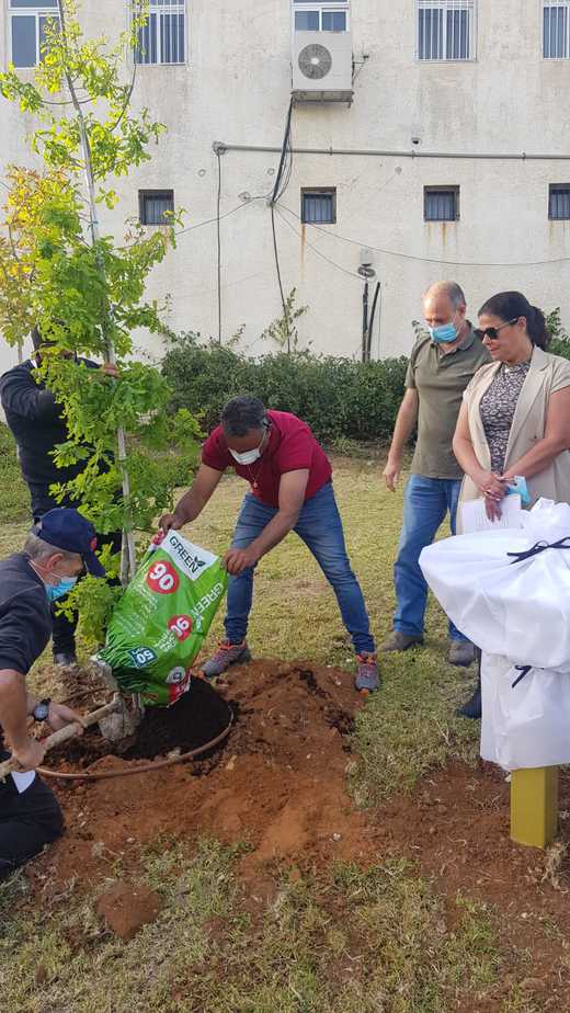 משפחת לוגסי, שבט גנים וראש המועצה בטקס נטיעת העץ. צילום: דוברות המועצה