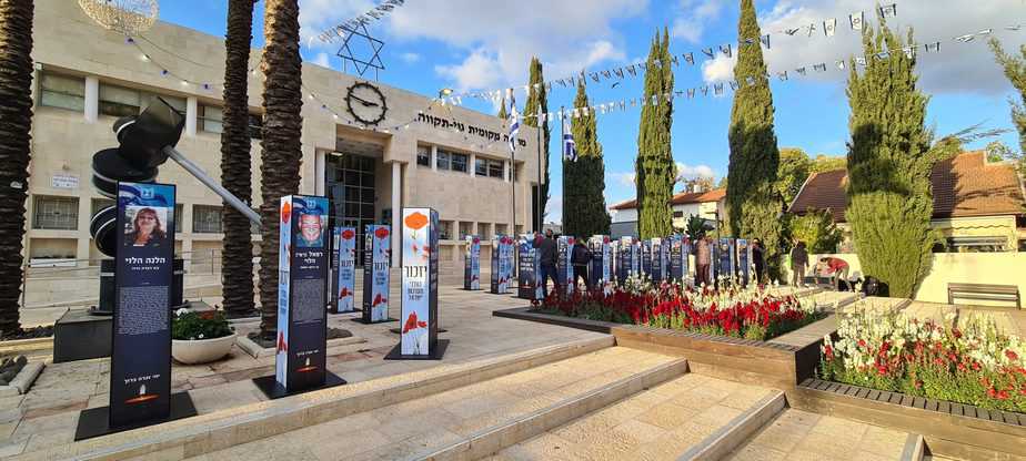 מיצג שדרת הנופלים בגני תקווה (צילום דוברות המועצה)