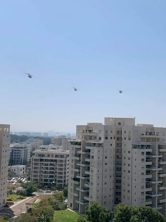 המטס בשמי קריית אונו מעל פארק רייספלד (צילום אורן משה)