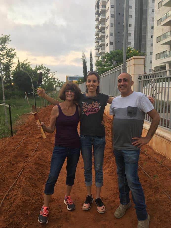 מימין לשמאל: הפעילים בגינה הקהילתית יגאל פלד, רינה שליבו ומרגרט אלנתן. צילום: רינה שליבו