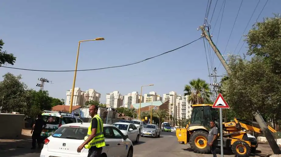 עמוד החשמל שנפגע ממשאית. צילום: דליה לין