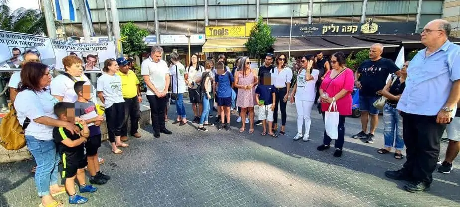 להשבתו של הדר גולדין: תושבי קריית אונו והסביבה עמדו דקת דומייה. צילום: מייגן שער