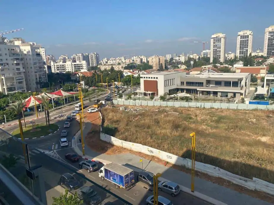 עומס תנועה מרחוב דרך המשי לכיוון רחוב הרי יהודה בגני תקווה. צילום: אונו ניוז