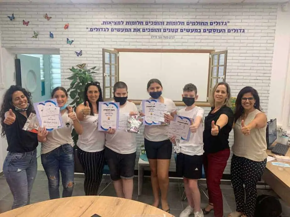 הזוכים באולימפידע המתמטית עם מנהלת בית הספר שיזף והצוות החינוכי. צילום: דוברות עיריית אור יהודה