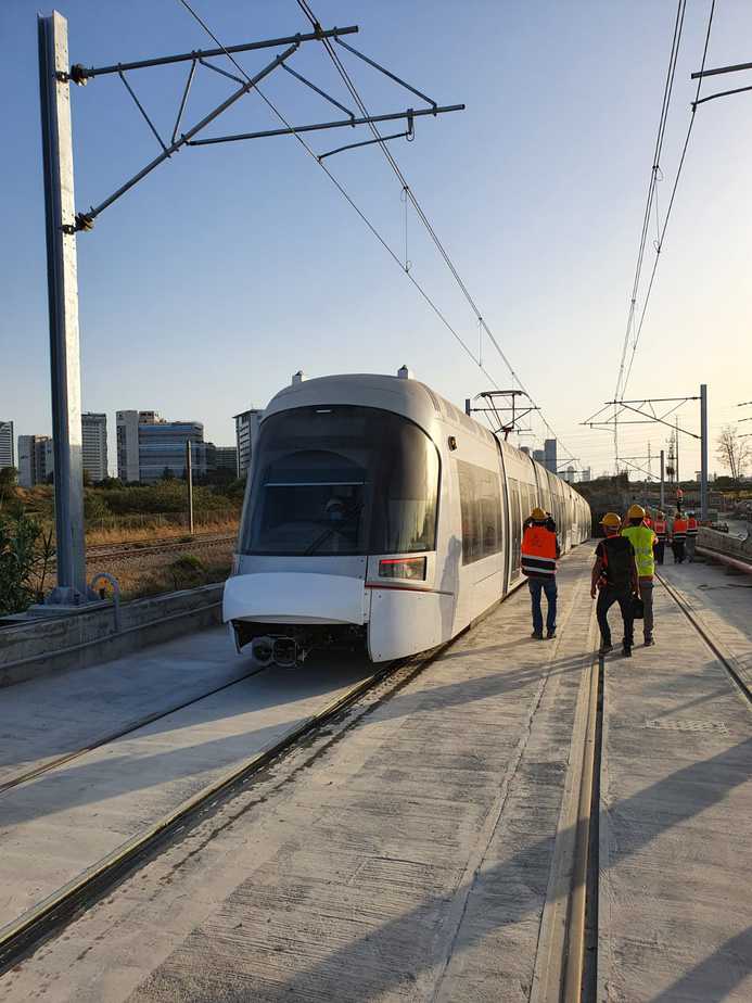 נסיעת המבחן של הרכבת הקלה בשבוע שעבר בקו האדום בפתח תקווה. צילום: נת"ע